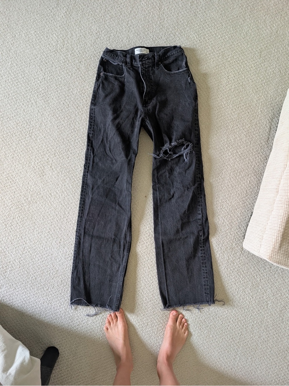 Abercrombie & Fitch 90s Relaxed Jeans— Distressed Black Wash